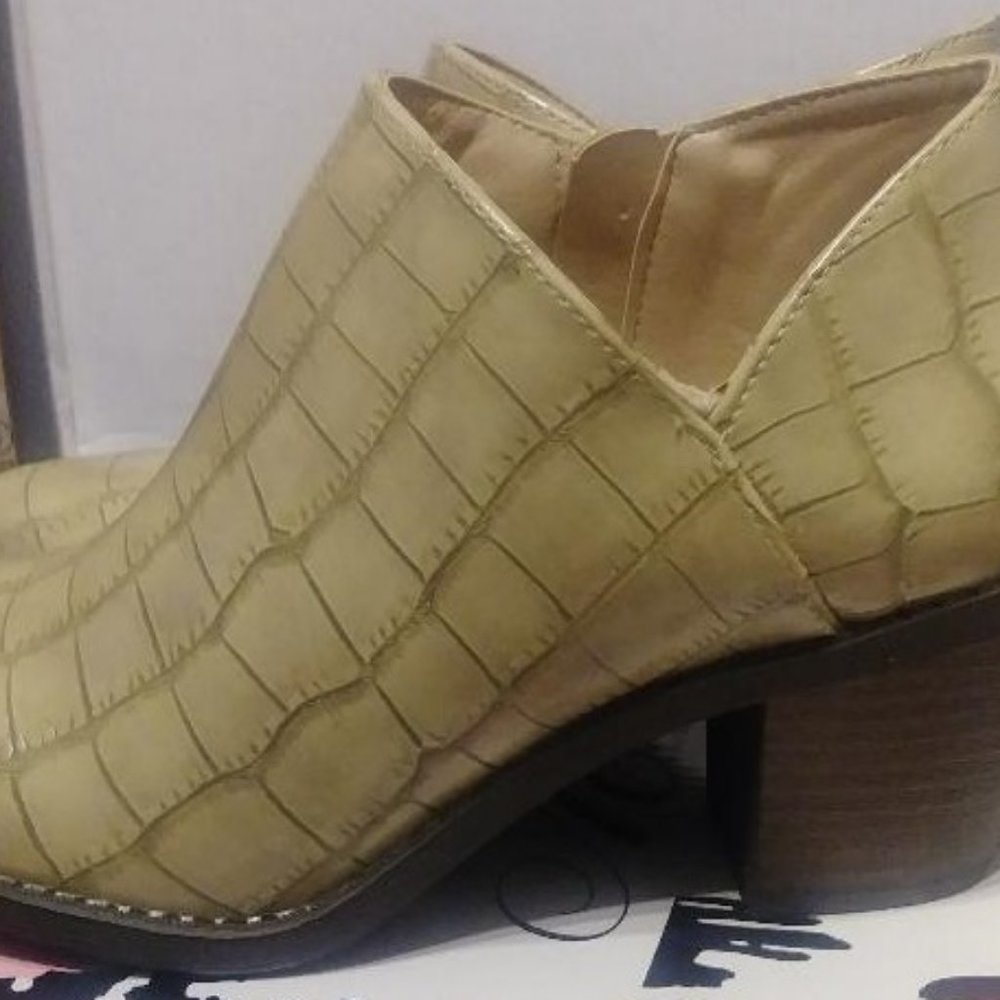 Mata VALENTINA-3  Beige Crocodile Booties